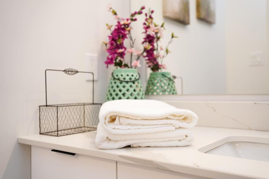Luxurious Modern 2Br Condo Sleeps 5 Coffee, Ac, Wifi Halifax Buitenkant foto