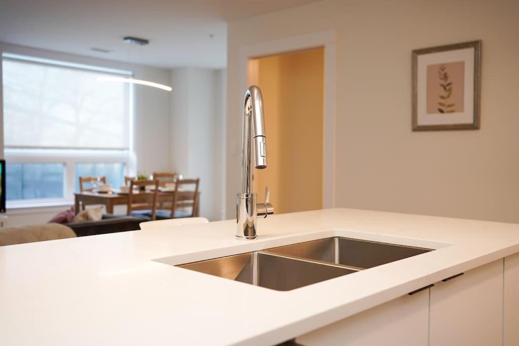 Luxurious Modern 2Br Condo Sleeps 5 Coffee, Ac, Wifi Halifax Buitenkant foto