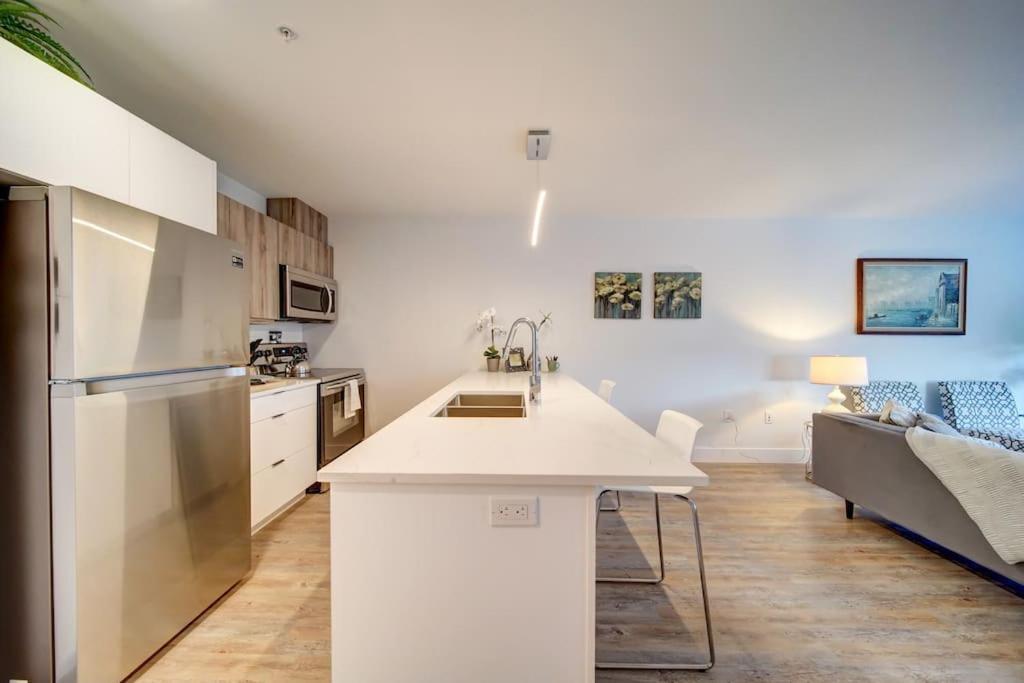 Luxurious Modern 2Br Condo Sleeps 5 Coffee, Ac, Wifi Halifax Buitenkant foto